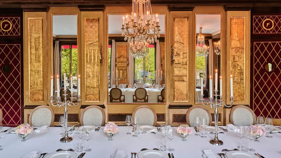 Grande table dressée pour la Matinale Dirigeants, à Paris